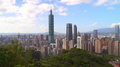 Wunderschöner-Panorama-Zeitraffer-über-Taipei-Mit-Taipei-101