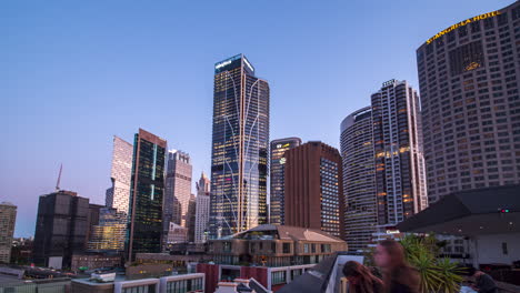 Tag-zu-Nacht-Zeitraffer-Der-Skyline-Von-Sydney,-Australien,-Von-Einem-Aussichtspunkt-Auf-Dem-Dach-Aus