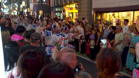Desfile-Tradicional-Japonés-Bailando-Por-Calles-Estrechas-En-Tokio