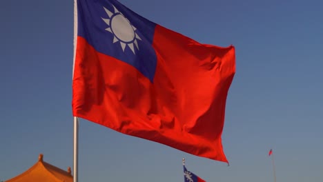 Helle-Taiwanesische-Flagge-Winkt-In-Zeitlupe-Vor-Blauem-Himmel