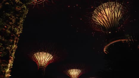 Hermosos-Superárboles-Iluminados-En-Los-Jardines-Junto-A-La-Bahía-Por-La-Noche-En-Singapur.