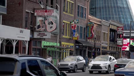 Autos-Fahren-In-Zeitlupe-Entlang-Der-Broadway-Street-In-Nashville,-Tennessee
