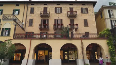Luxurious-Restaurant-in-Bellagio-Town-near-Lake-Como-on-Gloomy-Day