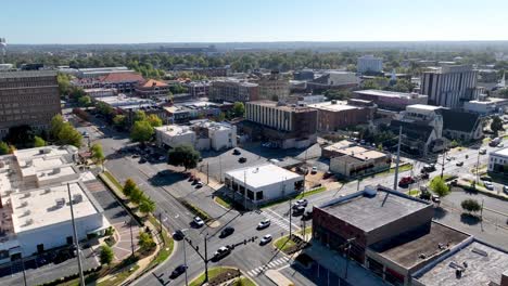 aerial-push-in-to-downtown-tuscaloosa-alabama-over-traffic,-middle-america