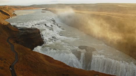Schöne-Aussicht-Auf-Den-Spektakulären-Gullfoss-Wasserfall-In-Island-An-Einem-Sonnigen-Tag
