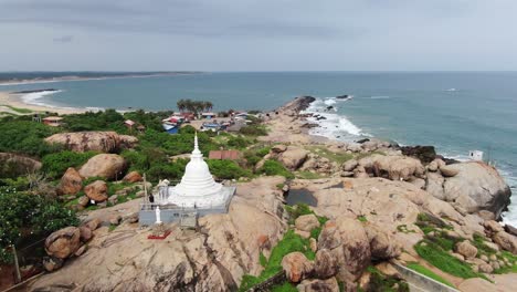 Weißer-Stupa-Tempel-Auf-Einem-Felsen-An-Der-Küste-Von-Sri-Lanka-Mit-Dem-Meer-Im-Hintergrund
