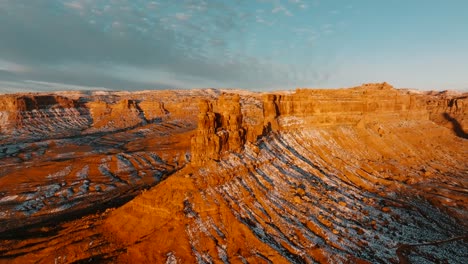 Panorámica-Cinematográfica-De-Un-Amanecer-Nevado-En-El-Valle-De-Los-Dioses,-Utah