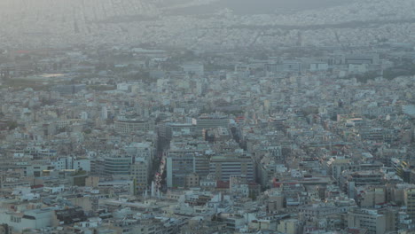 Vista-Aérea-De-La-Ciudad-De-Atenas-Al-Atardecer,-Destacando-Patrones-Urbanos-Densos