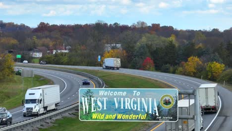 Bienvenido-A-West-Virginia-Firmar-Sobre-El-Tráfico-De-La-Autopista-Curva-En-La-Autopista-Interestatal