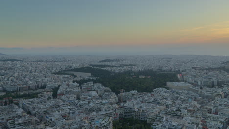 Luftaufnahme-Von-Athen-Im-Morgengrauen-Mit-Stadtglanz