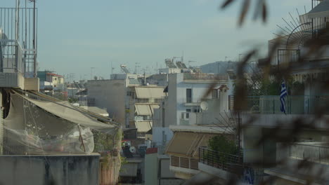Paisaje-Urbano-Del-Barrio-Griego-Con-Bandera-Y-Follaje-En-Atenas