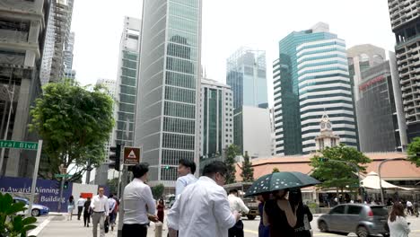 Büroangestellte,-Die-An-Der-Ampel-Am-Raffles-Quay-Gegenüber-Von-La-Pa-Warteten,-Saßen-In-Singapur
