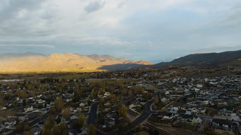 Heber,-Utah-Fliegt-Bei-Sonnenaufgang-Richtung-Mitte