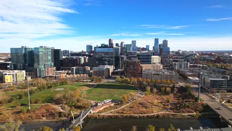 Drone-aerial-flying-towards-a-park-in-Downtown-Denver,-Colorado,-USA