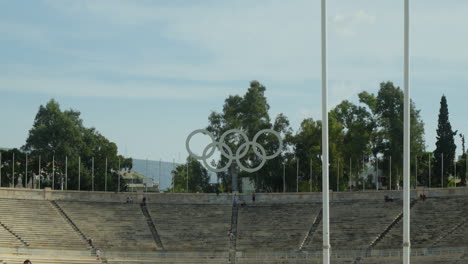 Denkmal-Der-Olympischen-Ringe-Im-Historischen-Stadion-In-Athen