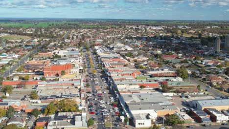 Aerial-reveal-of-the-main-shopping-street-in-the-town-of-Yarrawonga,-Victoria,-Australia