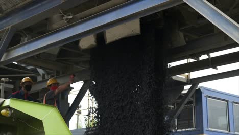 Process-of-pouring-the-mixed-and-homogeneous-aggregate-into-the-transport-truck-by-opening-the-opening-door-at-the-bottom-of-the-mixer-with-hydraulic-control-at-the-Asphalt-Mixing-Plant-factory