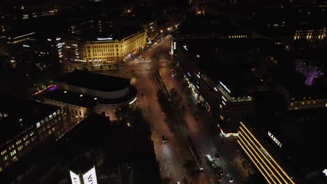 Light-night-city-traffic-in-downtown-Helsinki-retail-district,-Kluuvi