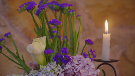 Blumen-Blühen-Im-Sanften-Kerzenlicht-Mit-Steinmauer