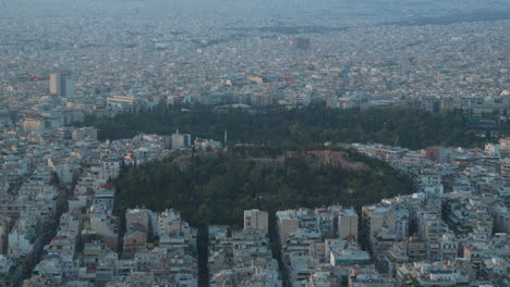 El-Horizonte-De-Atenas-Con-Una-Exuberante-Colina-En-Medio-De-La-Expansión-Urbana-Al-Atardecer