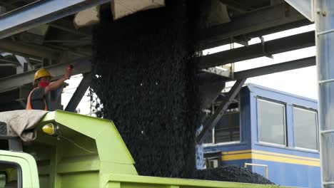 Process-of-pouring-the-mixed-and-homogeneous-aggregate-into-the-transport-truck-by-opening-the-opening-door-at-the-bottom-of-the-mixer-with-hydraulic-control-at-the-Asphalt-Mixing-Plant-factory