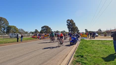 Yarrawonga,-Victoria,-Australia---21-De-Agosto-De-2022:-Un-Pequeño-Grupo-De-Ciclistas-De-Carreras-Que-Comienzan-Su-Carrera-En-Yarrawonga
