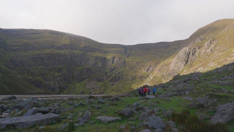 Bergsee-Gruppe-Von-Bergwanderern,-Die-An-Einem-Kalten-Wintertag-Die-Schönheit-Der-Landschaft-Am-Coumshingaun-Lake-Comeragh-Mountains-Waterford-Irland-Betrachten