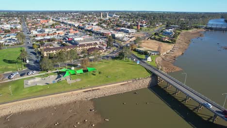 Reveal-of-Yarrawonga-township-and-the-bridge-and-low-water-levels-of-Lake-Mulwala,-Victoria,-Australia