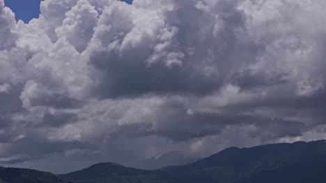 Dicke-Dunkelgraue-Sturmwolken-über-Einer-Dunklen-Berglandschaft