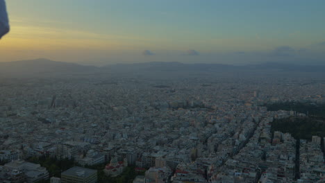 Luftaufnahme-Der-Weitläufigen-Athener-Landschaft-In-Der-Abenddämmerung