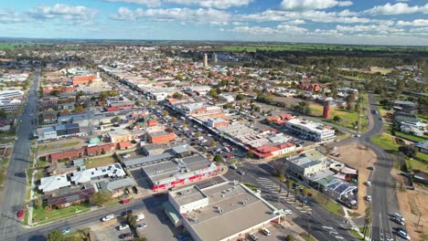 Aerial-approaching-the-main-shopping-area-of-Belmore-Street-in-Yarrawonga,-Victoria,-Australia