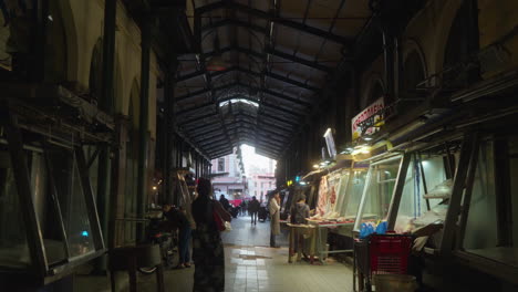 Belebter-Indoor-Markt-Mit-Verkäufern-Und-Käufern-Auf-Dem-Markt-In-Athen,-Griechenland