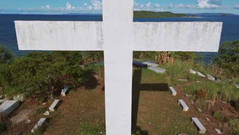 Dolly-Schwenk-Nach-Unten-Nahaufnahme-Eines-Weißen-Christlichen-Kreuzes-Auf-Einem-Friedhof-Vor-Blauem-Himmel-Auf-Den-Philippinen
