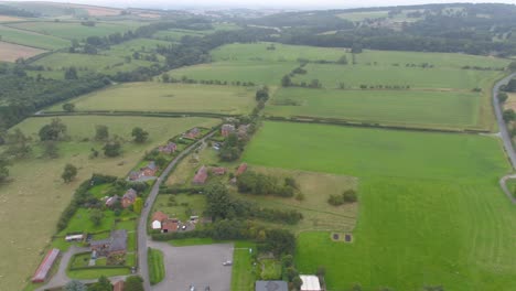 Drohnenaufnahmen-Einer-Langsamen,-Fast-360-Grad-Landschaft,-Eines-Bauernhofs-Und-Eines-Sehr-Kleinen-Typischen-Dorfes-Im-Ländlichen-Yorkshire,-Großbritannien