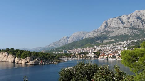 Establishing-shot-of-tourist-resort-town-in-Croatia,-Makarska-Riviera