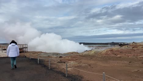 El-épico-Paseo-De-Una-Mujer-Por-La-Zona-Volcánica-De-Gunnuhver-En-El-Sur-De-Islandia