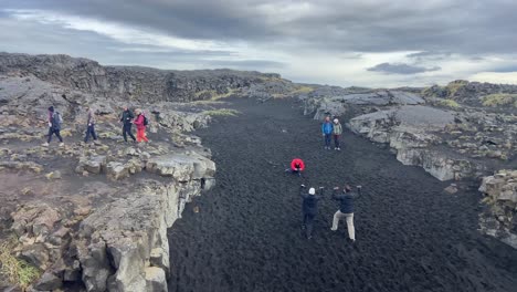 Touristen-Posieren-Auf-Einer-Brücke-Zwischen-Kontinenten-Auf-Der-Isländischen-Halbinsel-Reykjanes