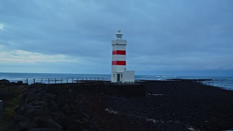 Schöne-Aussicht-Auf-Einen-Malerischen-Leuchtturm-In-Island