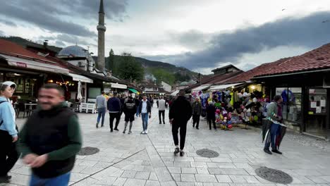 Sarajevo:-Paisaje-Urbano,-Paseos-Por-El-Cementerio,-Lente-Gran-Angular,-Bosnia-Y-Herzegovina,-Paseo-Panorámico,-Sarajevo,-Monumentos-Emblemáticos,-Torre-Del-Reloj,-Exploración-De-Calles,-Calles-Adoquinadas