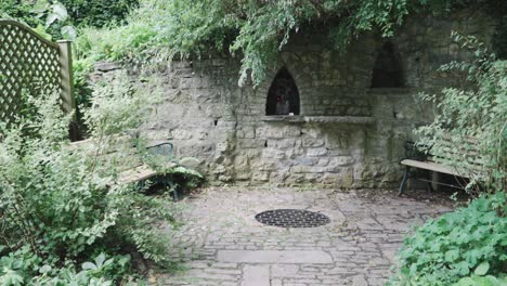 Kelchbrunnengärten-In-Glastonbury,-Meditations--Und-Gebetsecke-Mit-Zwei-Bänken,-4K-Zeitlupe