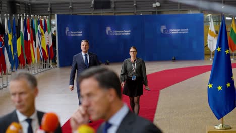 El-Primer-Ministro-De-Luxemburgo,-Xavier-Bettel,-Llega-A-La-Alfombra-Roja-De-La-Cumbre-Del-Consejo-Europeo-En-Bruselas,-Bélgica,-En-Cámara-Lenta.