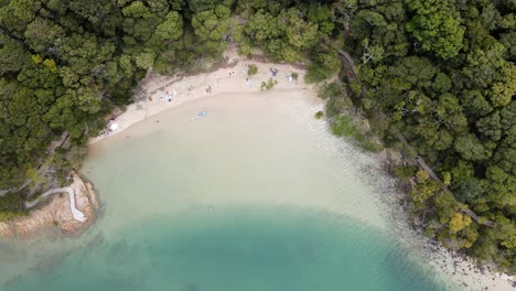 Playa-Privada-Y-Senderos-Ocultos-Para-Caminar-A-Lo-Largo-De-Un-Exuberante-Promontorio-Costero-Con-Agua-Azul-Del-Océano