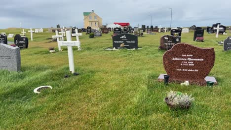Von-Gras-Umgebene-Gräber-Auf-Einem-Isländischen-Friedhof