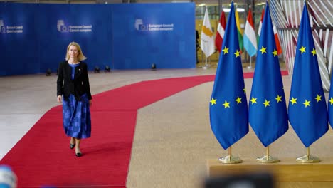 El-Primer-Ministro-Estonio,-Kaja-Kallas,-Llega-A-La-Alfombra-Roja-De-La-Cumbre-Del-Consejo-Europeo-En-Bruselas,-Bélgica,-En-Cámara-Lenta.