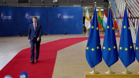 El-Primer-Ministro-Belga,-Alexander-De-Croo,-Llega-A-La-Alfombra-Roja-De-La-Cumbre-Del-Consejo-Europeo-En-Bruselas,-Bélgica,-En-Cámara-Lenta.