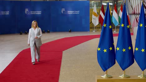 La-Primera-Ministra-Italiana,-Giorgia-Meloni,-Llega-A-La-Alfombra-Roja-De-La-Cumbre-Del-Consejo-Europeo-En-Bruselas,-Bélgica,-En-Cámara-Lenta.