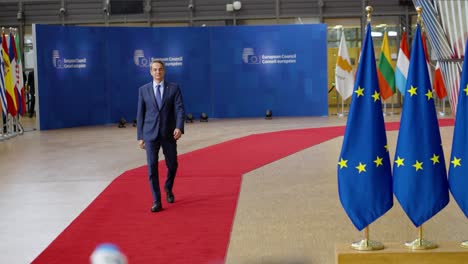 El-Primer-Ministro-Griego,-Kyriakos-Mitsotakis,-Llega-A-La-Alfombra-Roja-De-La-Cumbre-Del-Consejo-Europeo-En-Bruselas,-Bélgica,-En-Cámara-Lenta.