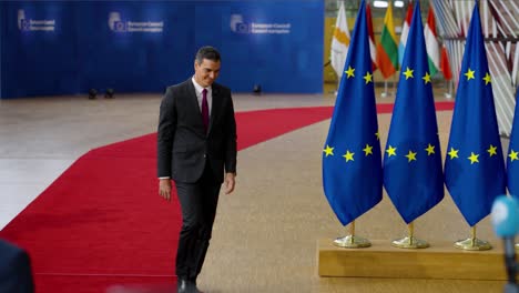 El-Primer-Ministro-Español,-Pedro-Sánchez,-Llega-A-La-Alfombra-Roja-De-La-Cumbre-Del-Consejo-Europeo-En-Bruselas,-Bélgica,-En-Cámara-Lenta.