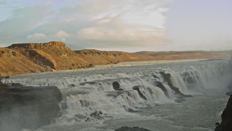 Amplia-Vista-De-La-Impresionante-Cascada-De-Gullfoss-En-Islandia.