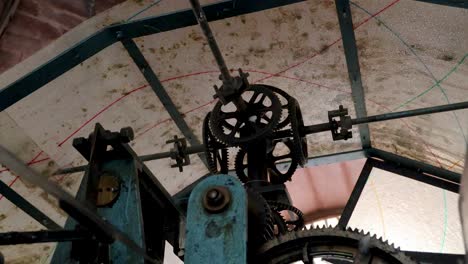 Alte-Uhrturm-Uhrmaschine-Aus-Einem-Anderen-Blickwinkel